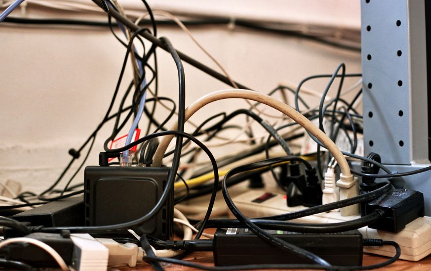 escritorio lleno de cables